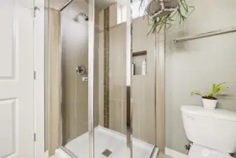 Light-filled primary bath en-suite.