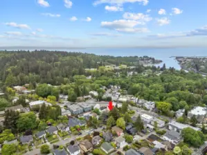 Minutes walking distance from Discovery Park & Ballard Locks.