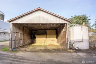 Commodity storage building