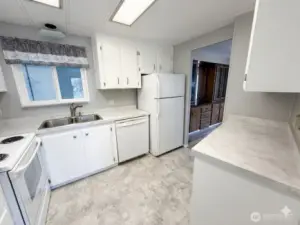 Welcome to Seashore Villa! Private Community Beach & Pool, in desirable Boston Harbor in Olympia, WA