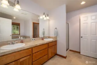 Master en Suite with double sinks, shower, soaking tub and separate toilet room.