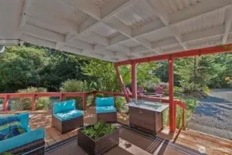 Expansive open deck area, you can hear the ocean!