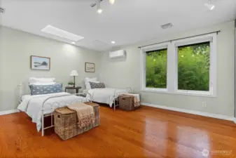 2nd bedroom