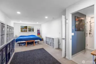 Spacious primary suite w/en suite bathroom.