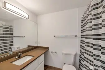 A full bath in the primary suit