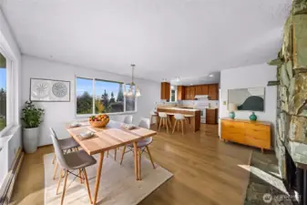 Attractive dining area     (virtual staging)