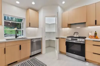 Lots of kitchen space cabinet space and all new SS appliances