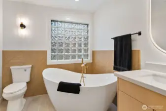 Soaking tub