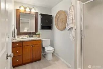 Primary en suite bathroom