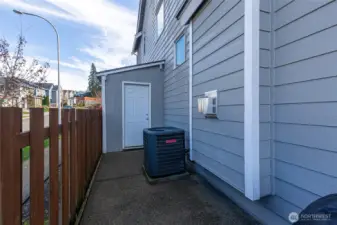 Exterior side with central A/C!