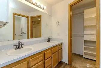 Large Primary Suite. En-suite bath and large walk-in closet.