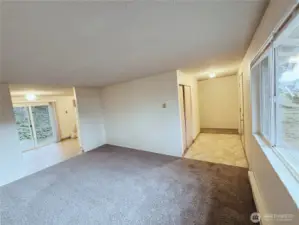 6604 Entry to Living Room