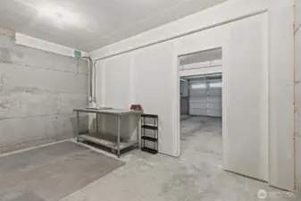 Extra Storage Room (Behnd Garage)