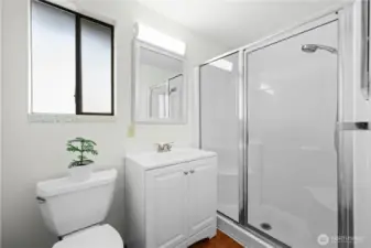 Master bedroom bath walkin shower