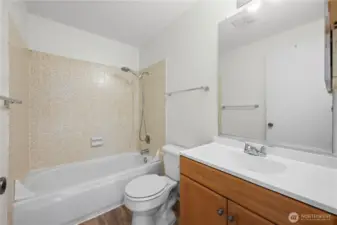 Main bath with tub