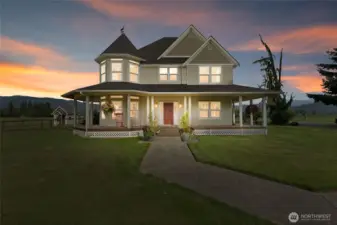 Welcome to your minifarm with amazing mountain views!