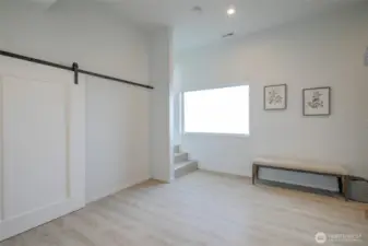 Another view of the generous sized entry space...could put a desk where bench is if neede.
