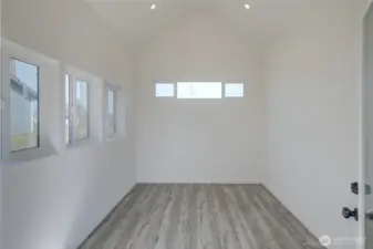 Outbuilding with heat  - fabulous flex space!