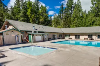 Riverside Lodge has a seasonal pool.