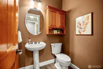 Main floor 1/2 bath