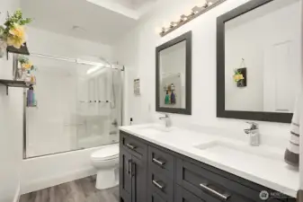 Upstairs full guest bath.