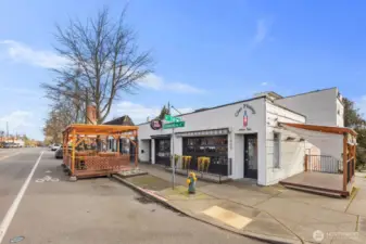 tons of amenities nearby including restaurants, coffee, bars, gyms, and shopping