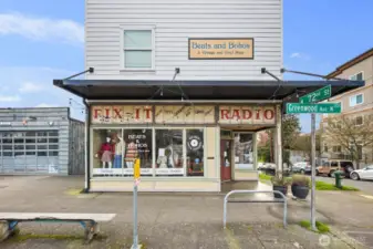 tons of amenities nearby including restaurants, coffee, bars, gyms, and shopping