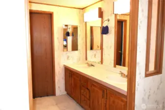 Primary ensuite with dual sinks