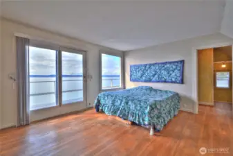 Large main bedroom