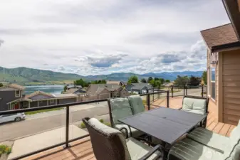 Large deck great for entertaining