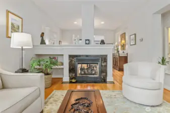 Gas fireplace, cozy on fall/winter evenings.