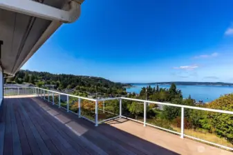 entertainment size deck with 180 views of the Bay