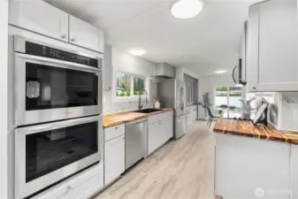 NEW Built-in stainless steel double oven and NEW SS dishwasher add convenience while maintaining the kitchen’s clean, modern aesthetic.