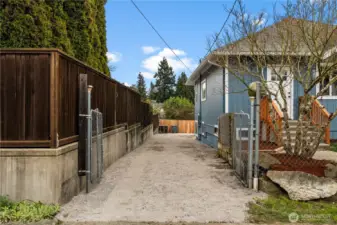 Large driveway to the back property