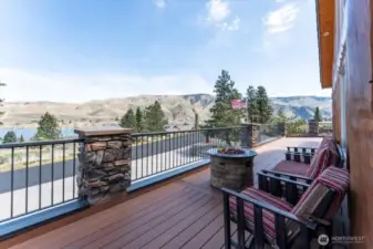Front deck that overlooks the Columbia River.