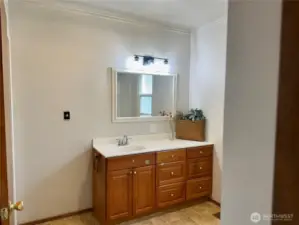 Spacious Full Bath