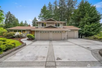 Large driveway with custom concrete