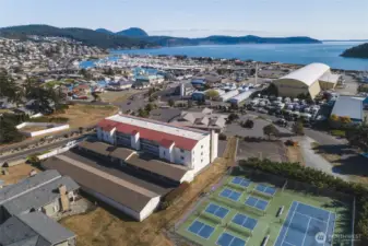 1800 Building in Beautiful Skyline is steps to small store & transit stop