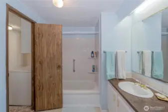 Bath with double entrance