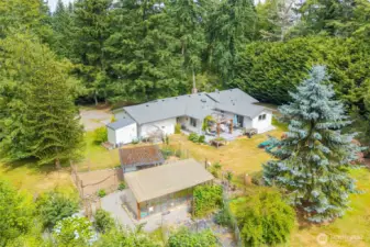Sun drenched property, perfect for gardening! Enjoy the large greenhouse, garden shed and fenced garden.