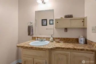 second bedroom En suite bathroom