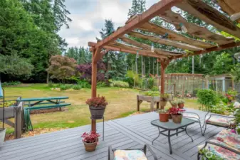Come and enjoy all that outdoors on acreage has to offer.