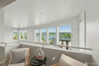 Additional seating area/nook with lake views