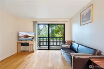 living w/ private balcony