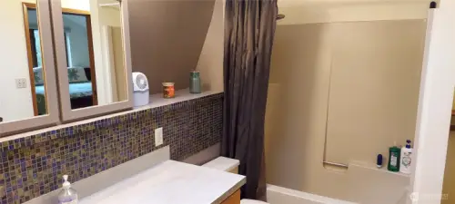 Shared Full bathroom - 2nd Level