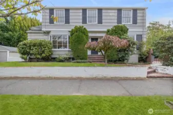 Peaceful neighborhood, extremely walkable!