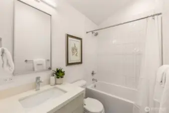 Upper Floor Ensuite Bathroom.