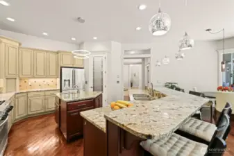 The raised kitchen counter can host 6 stools!