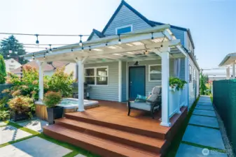 Covered patio w/Lots of room to entertain