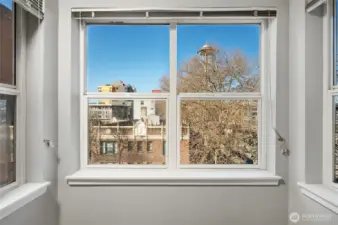 Space Needle View from Dining Room, Enjoy NewYear and July 4th Firework from your own unit!